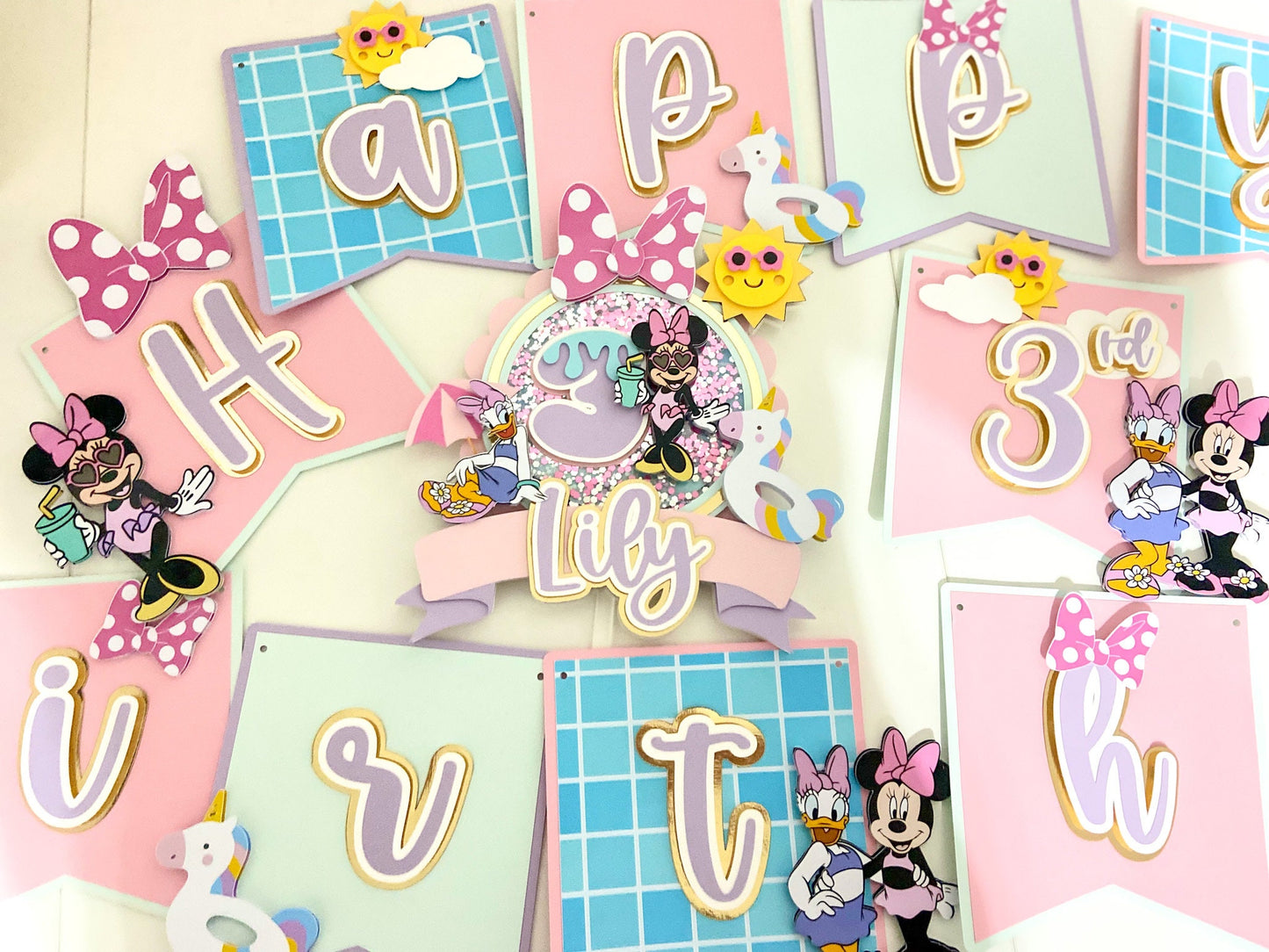 Minnie Mouse pool party | Minnie Mouse birthday | Minnie party | Minnie and daisy birthday | Shaker cake topper