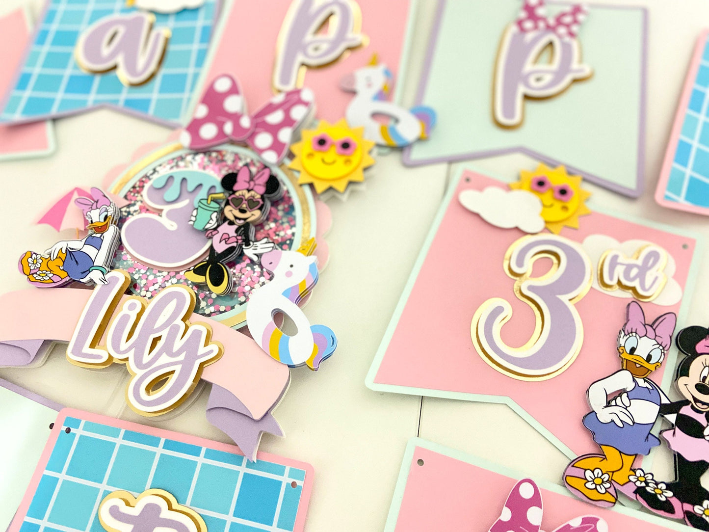 Minnie Mouse pool party | Minnie Mouse birthday | Minnie party | Minnie and daisy birthday | Shaker cake topper