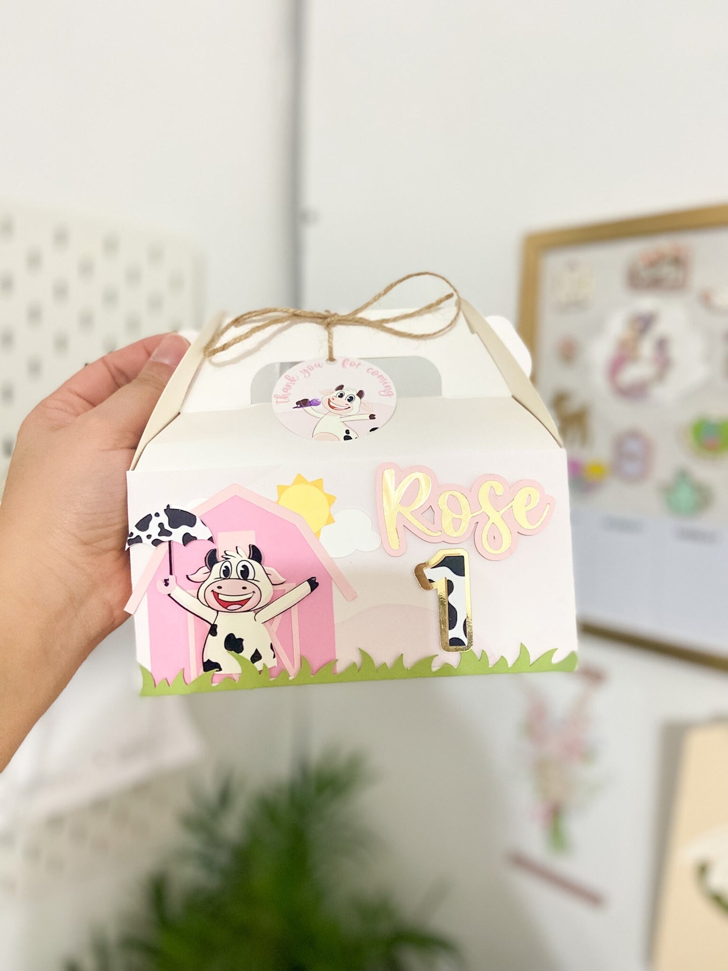 La vaca Lola favor box | Treat box | personalized favor box | Party gift box | farm theme birthday | la vaca Lola party | birthday favors